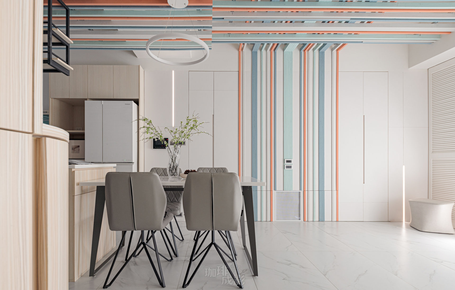 客廳電視牆與餐桌