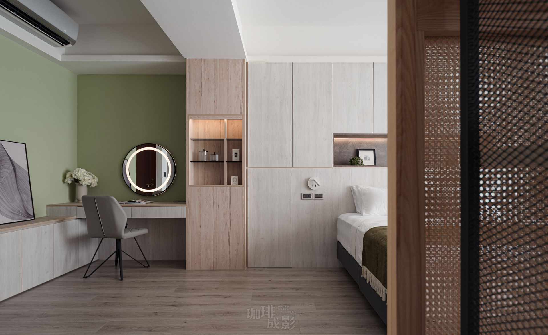 主臥化妝桌正面