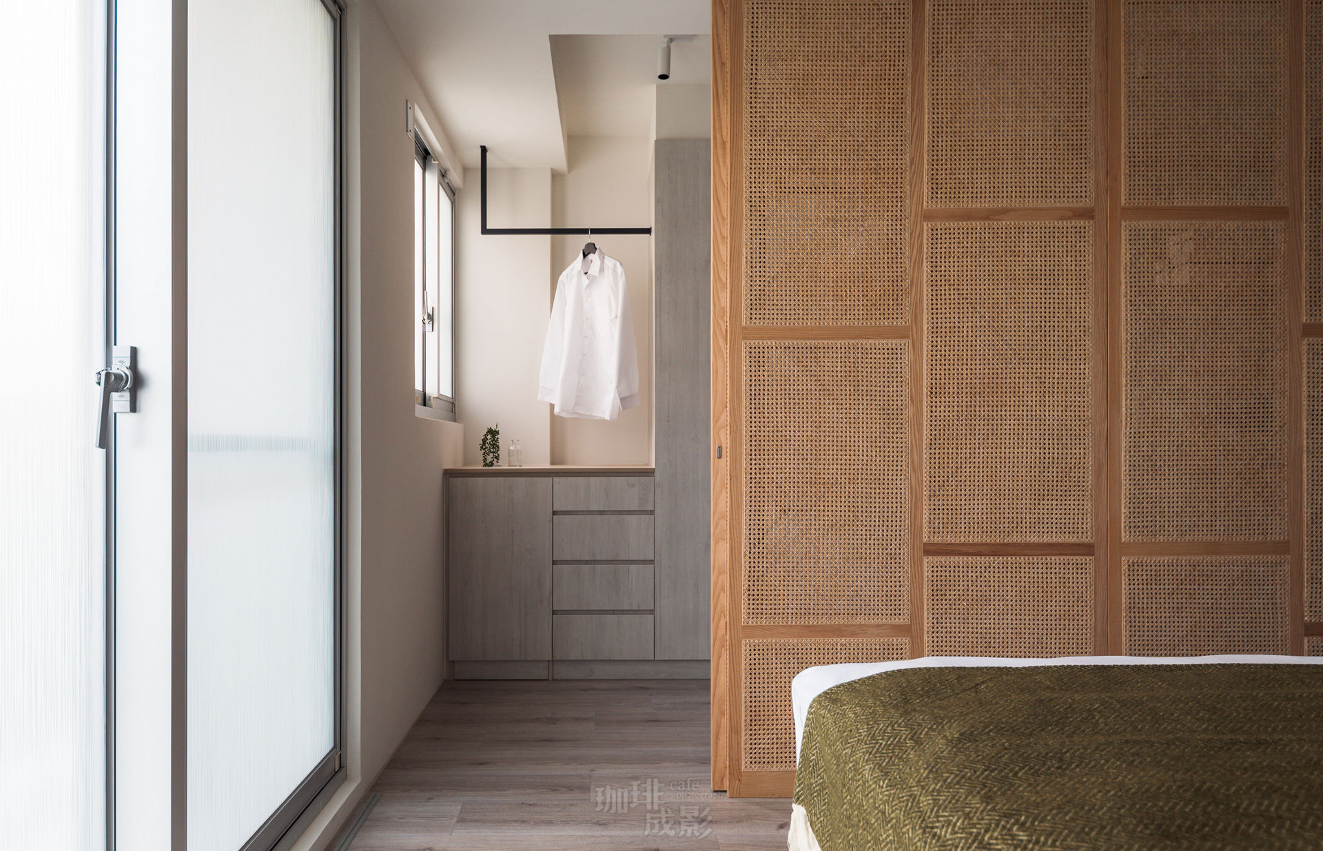 主臥更衣室屏風開