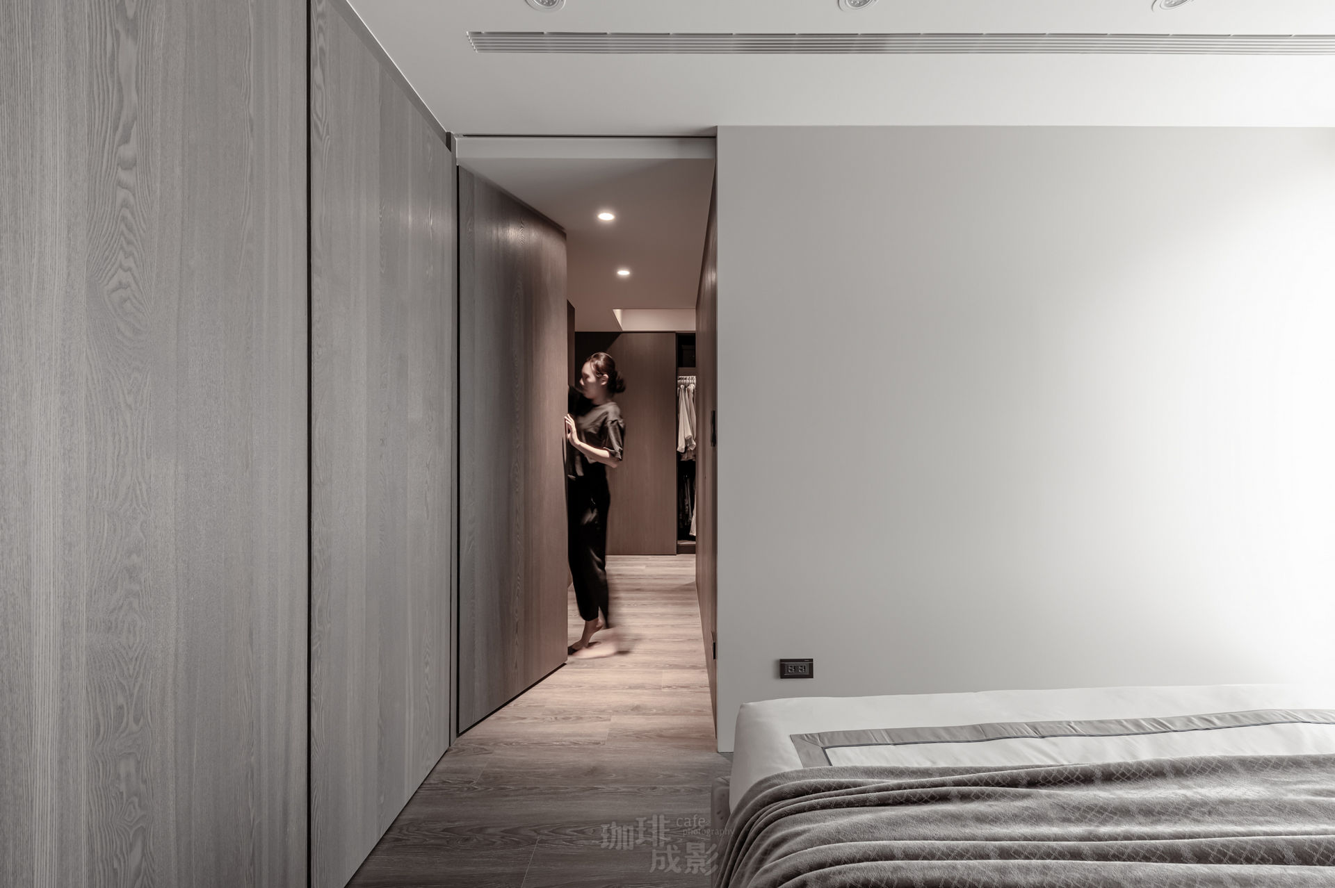 主臥走道人物情境