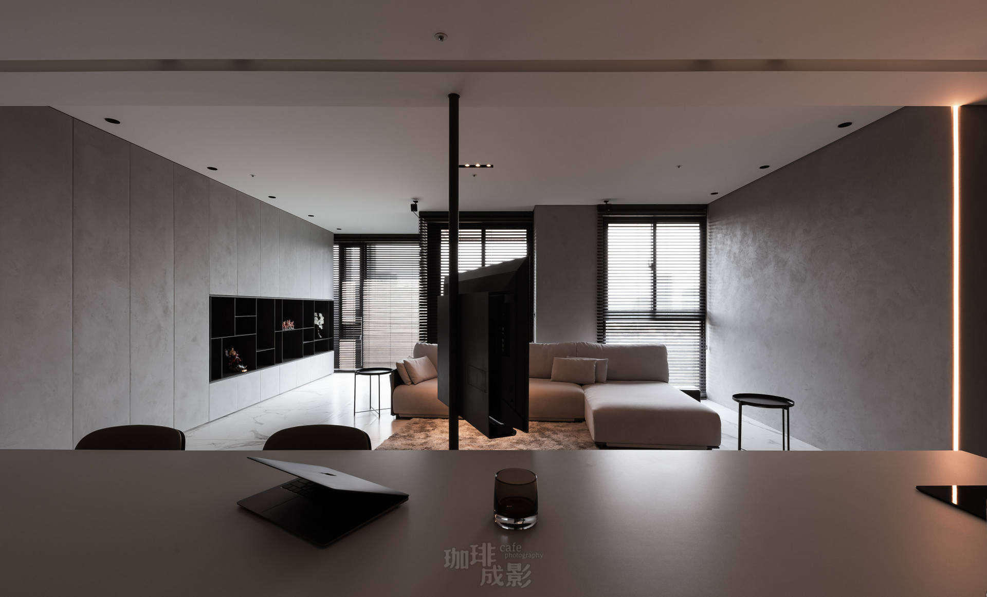 餐桌與落地窗正面全景