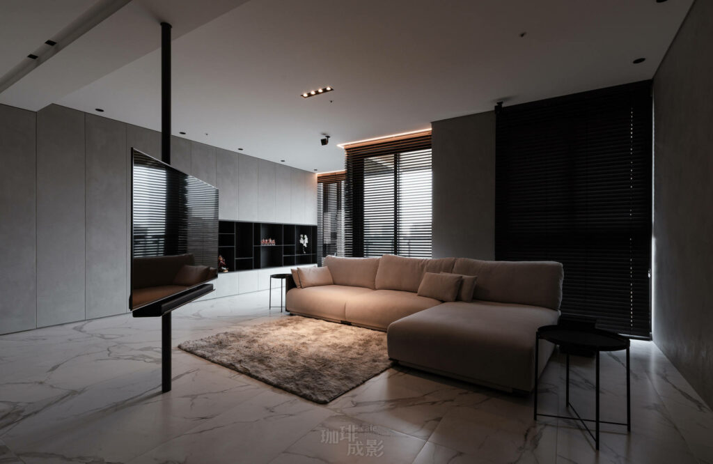 客廳沙發與電視