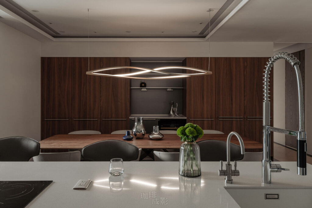 廚房餐桌正面全景