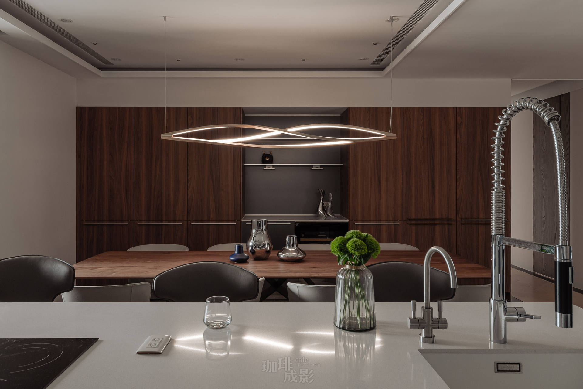 廚房餐桌正面全景