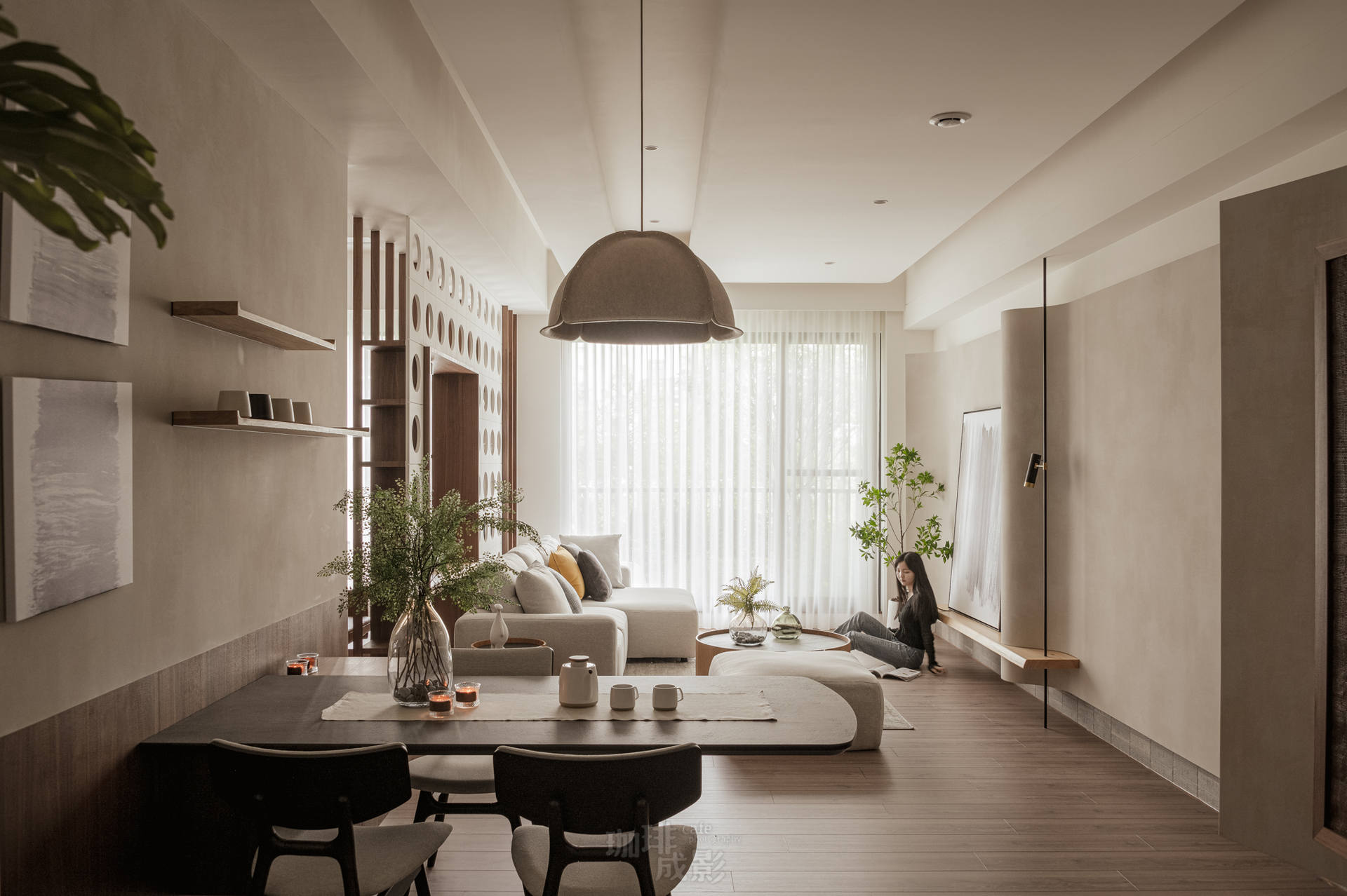 入口落地窗人物情境