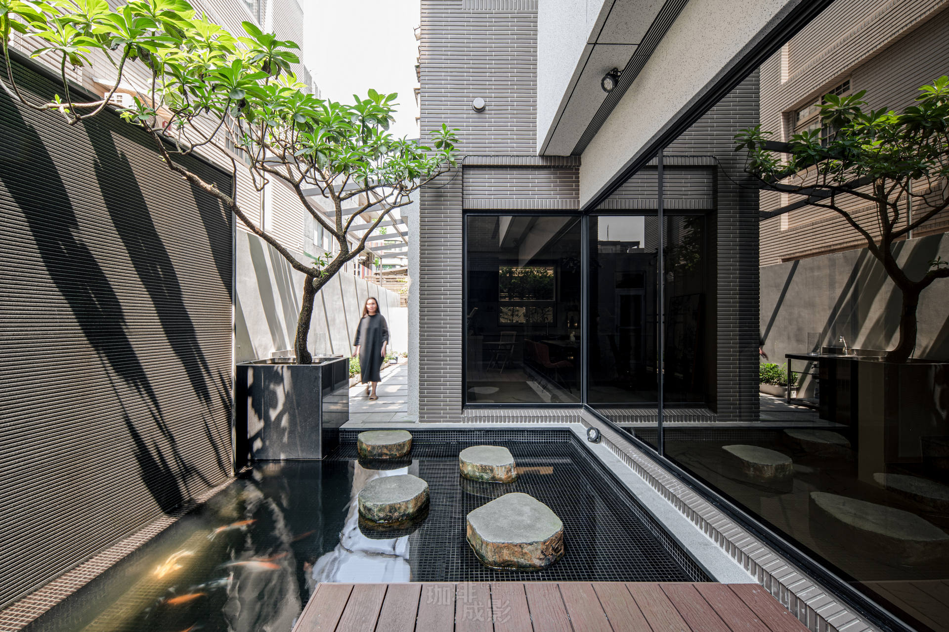 中庭戶外水池人物情境