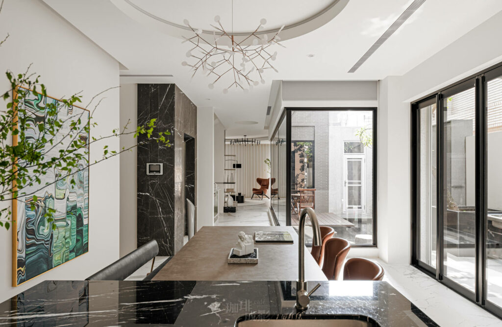 餐桌正面走道角度