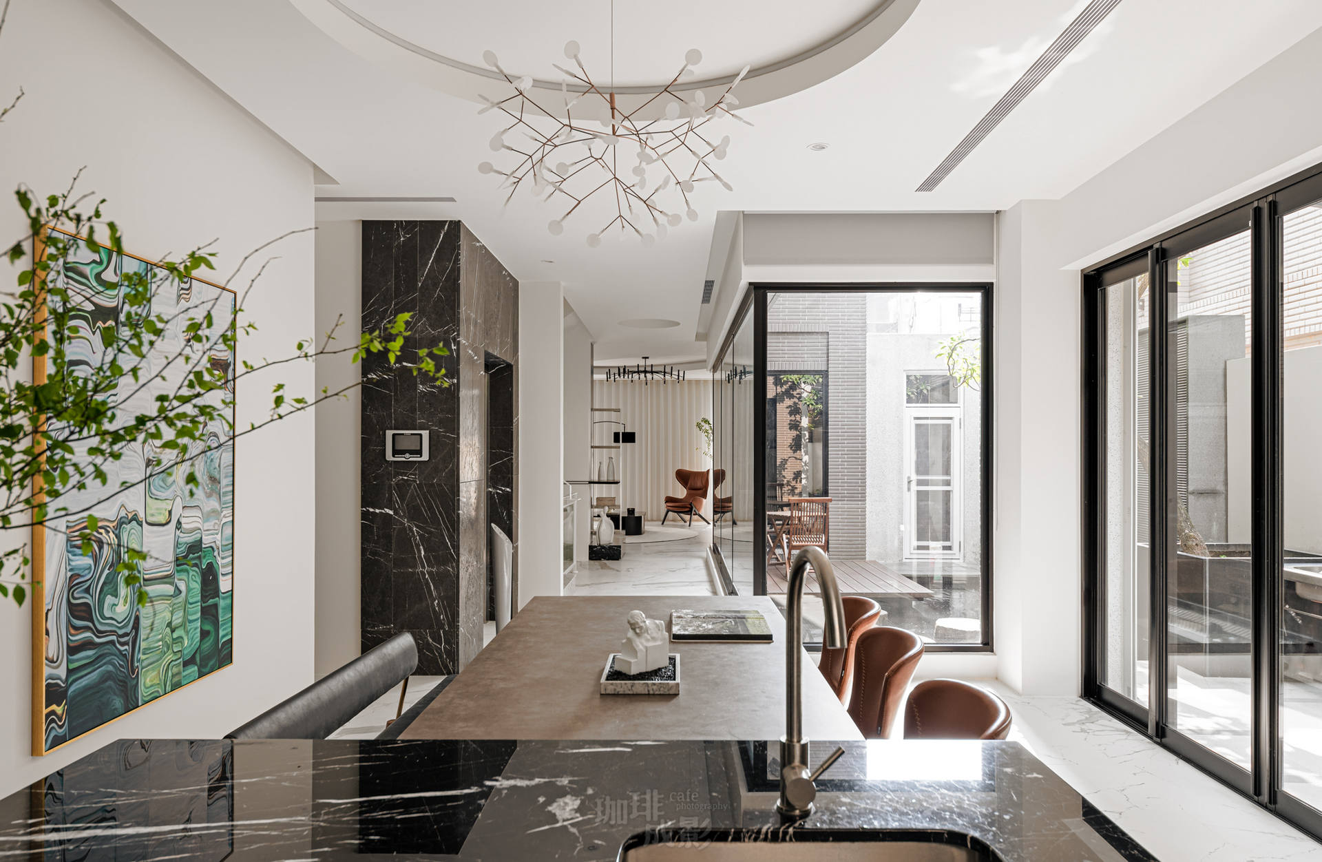 餐桌正面走道角度