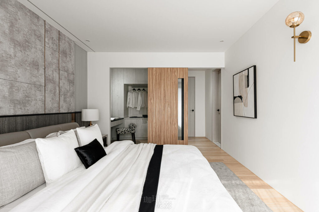 主臥入口處正面全景