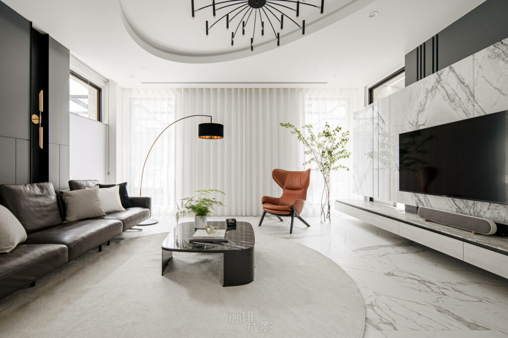 客廳落地窗正面全景