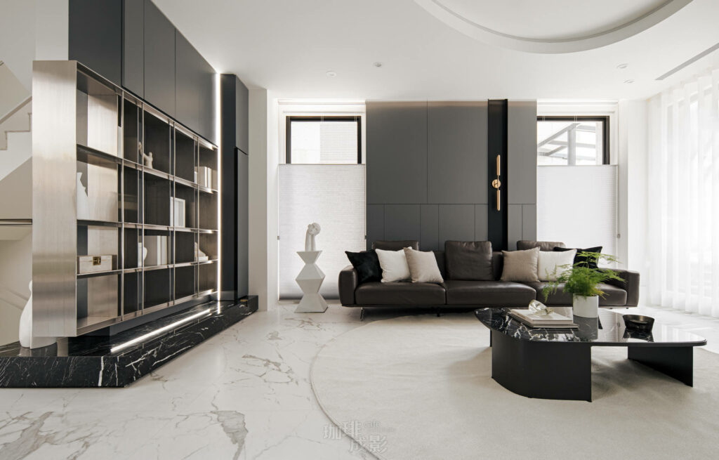 客廳展示櫃與沙發正面