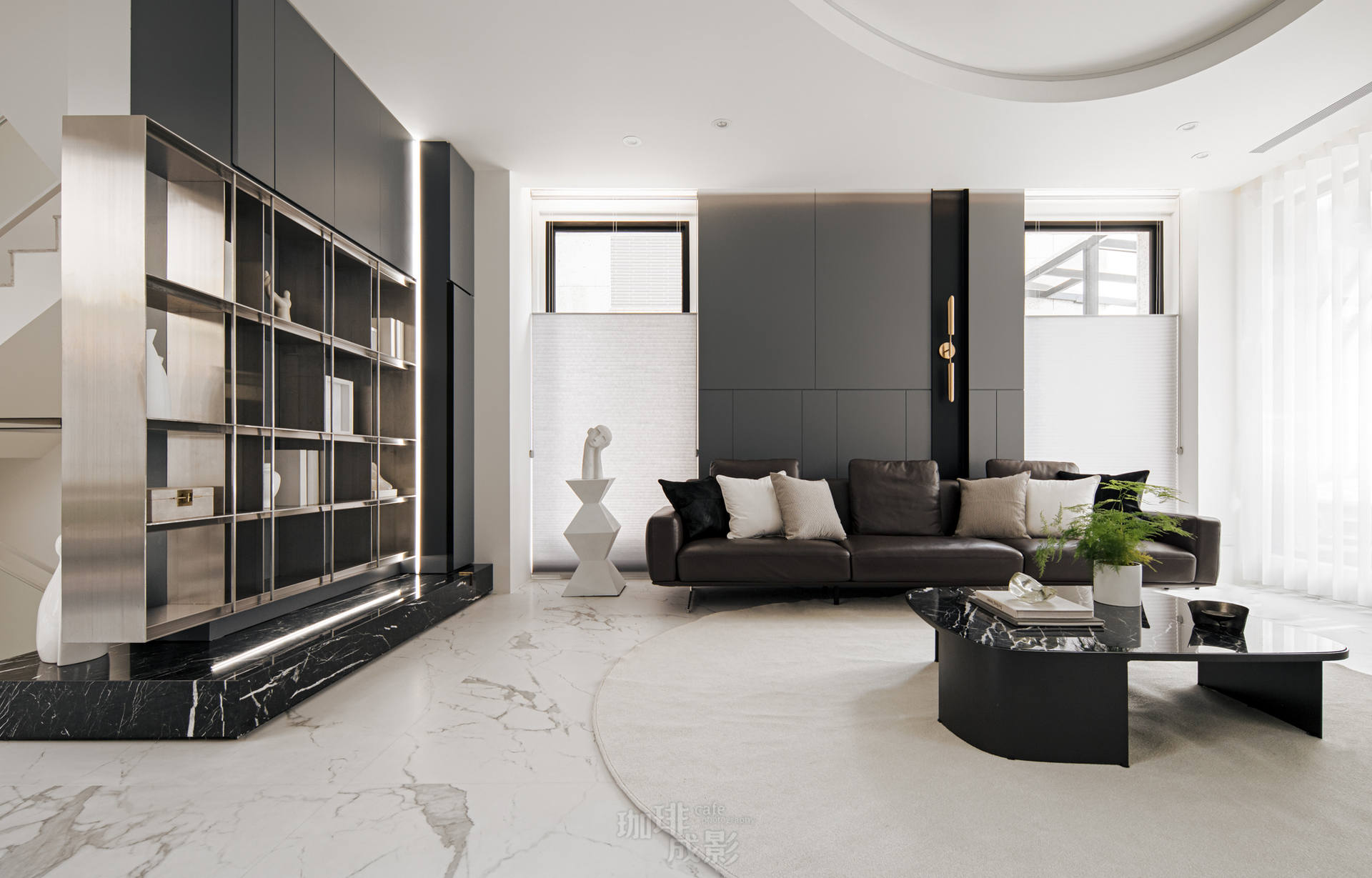 客廳展示櫃與沙發正面