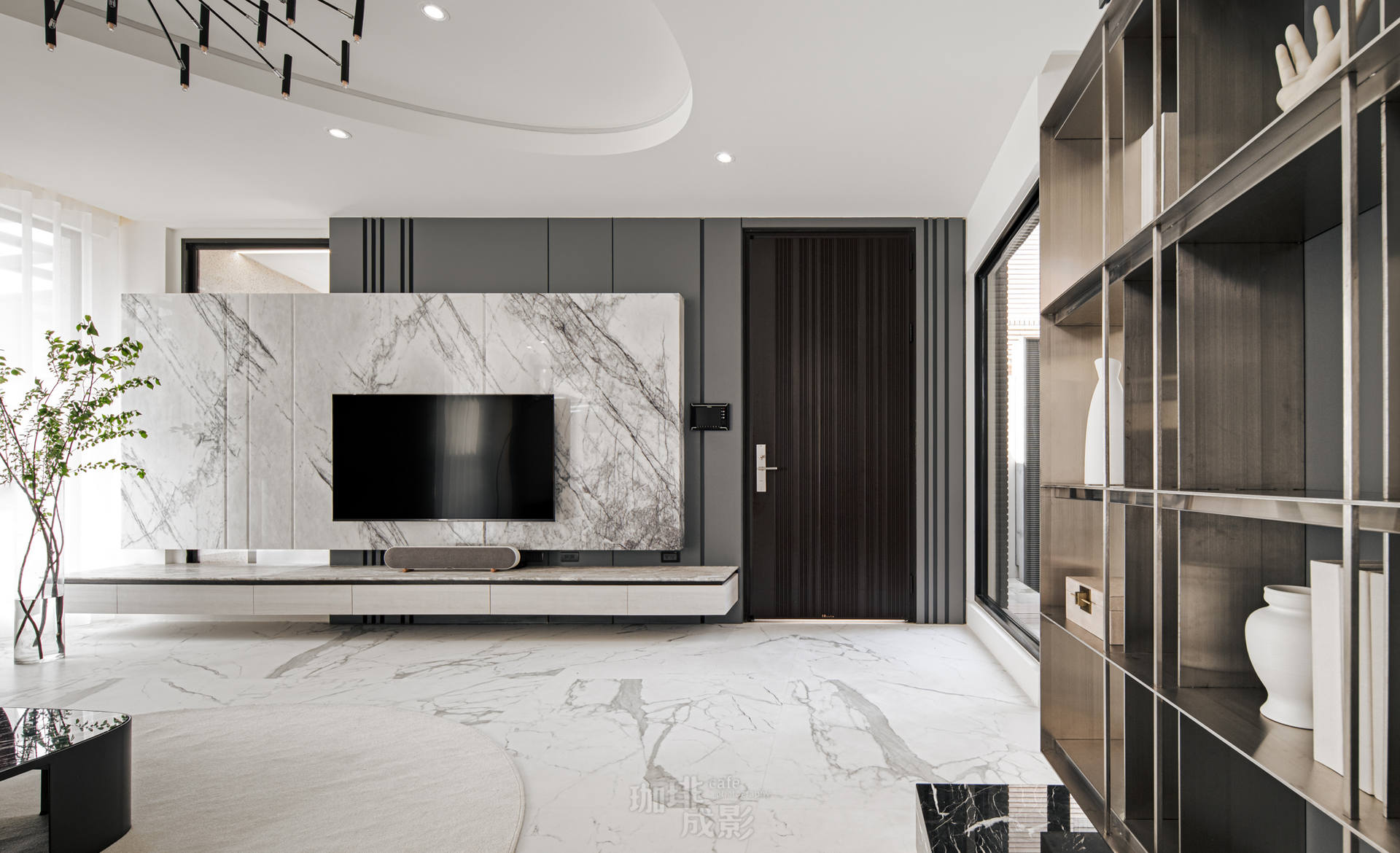 入口處與電視牆正面