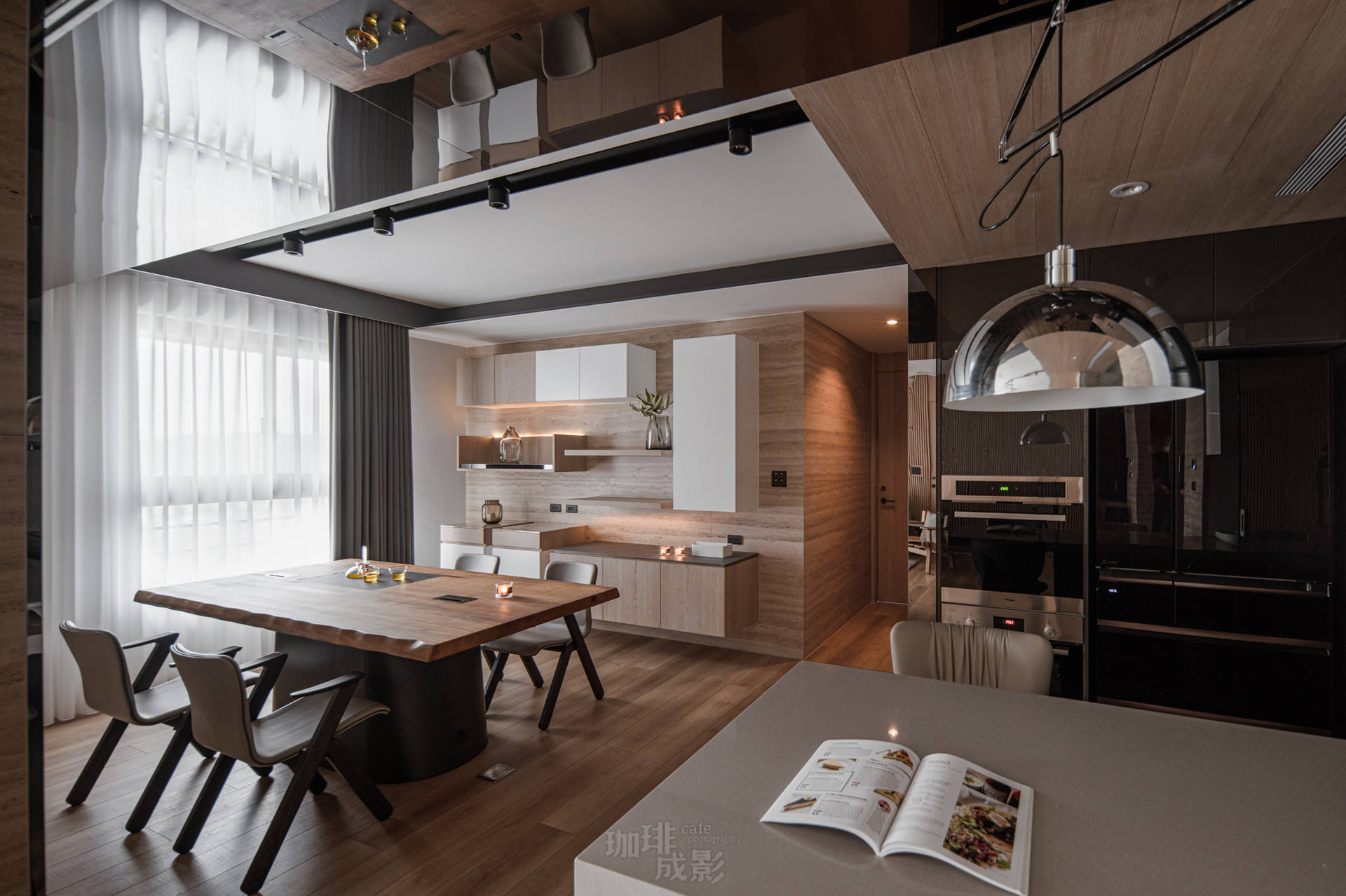 餐桌與天花板鏡面反射效果