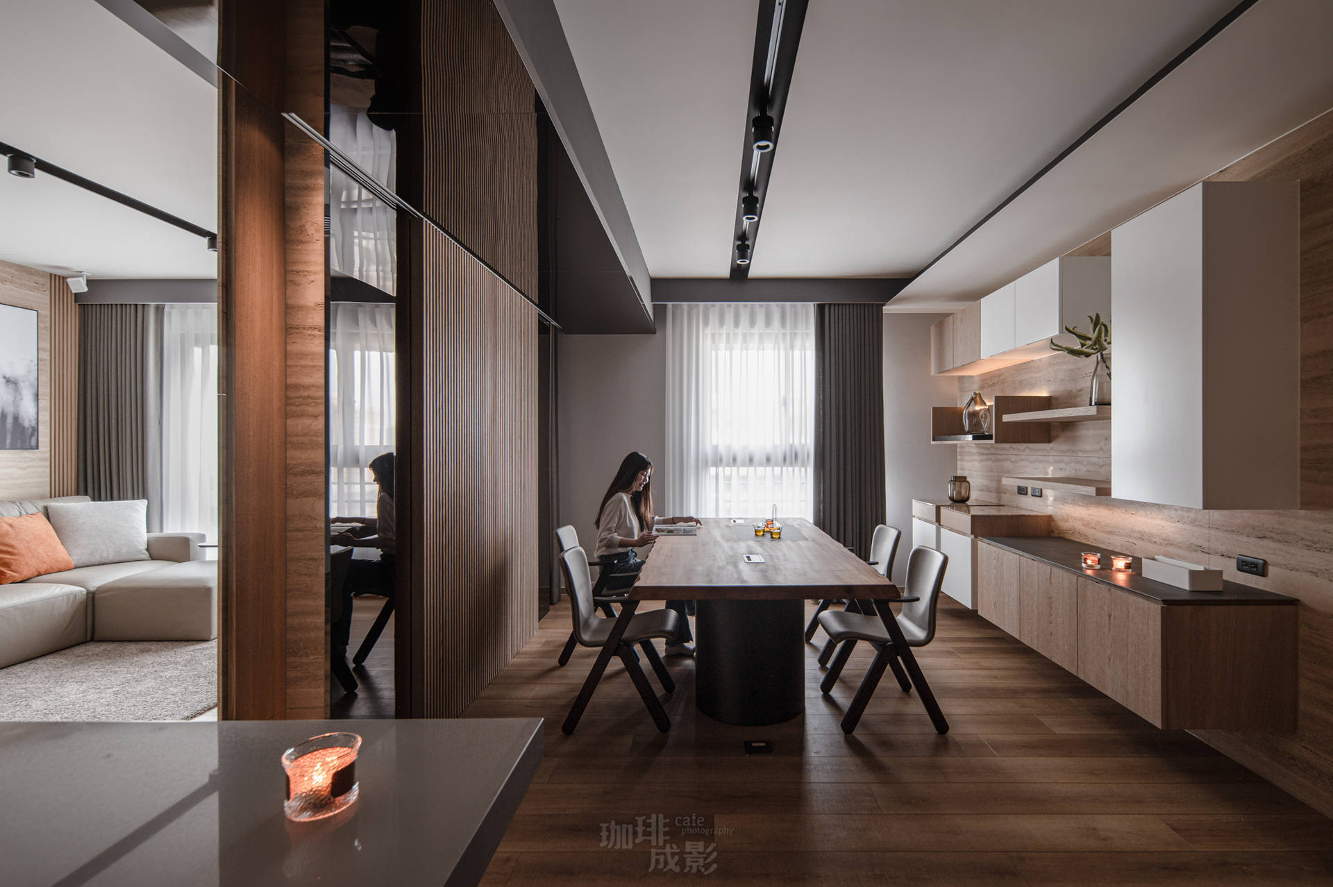 餐桌人物正面情境