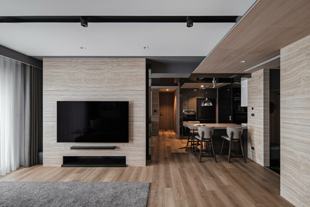 電視牆與餐桌正面視角