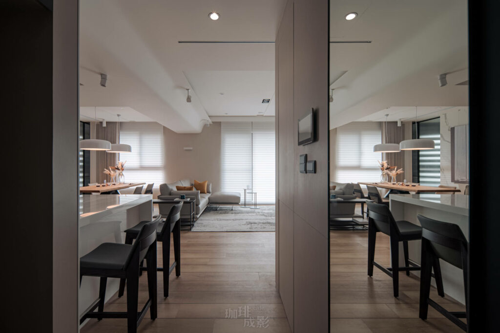 客廳鏡面反射效果