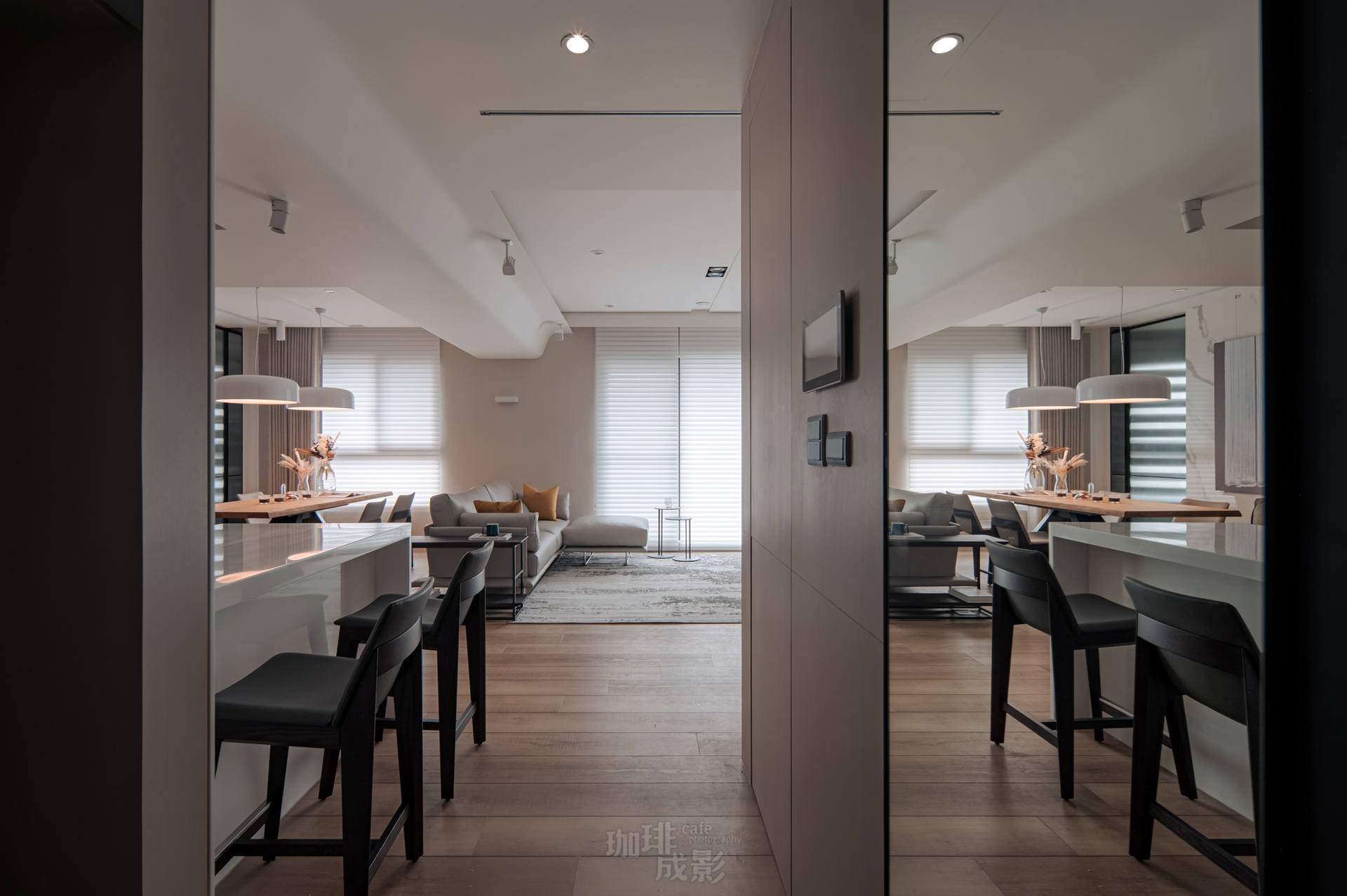 客廳鏡面反射效果