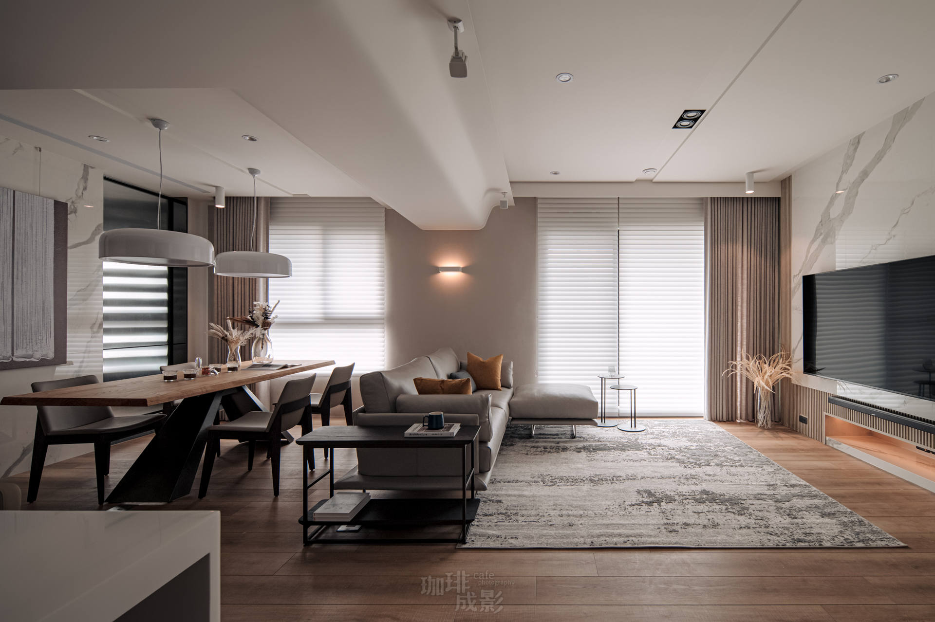 客廳正面落地窗全景