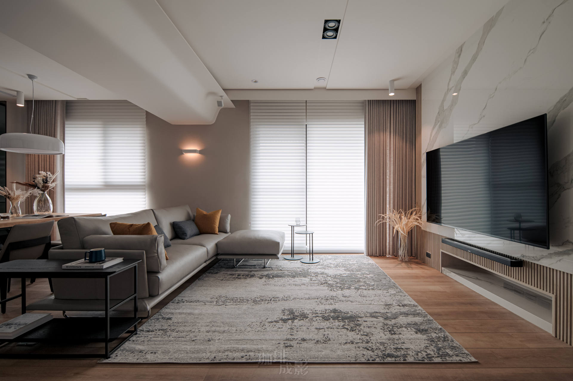 客廳正面落地窗全景