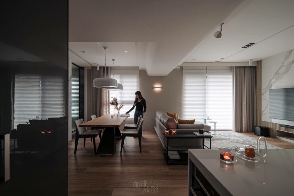 餐桌鏡面人物情境