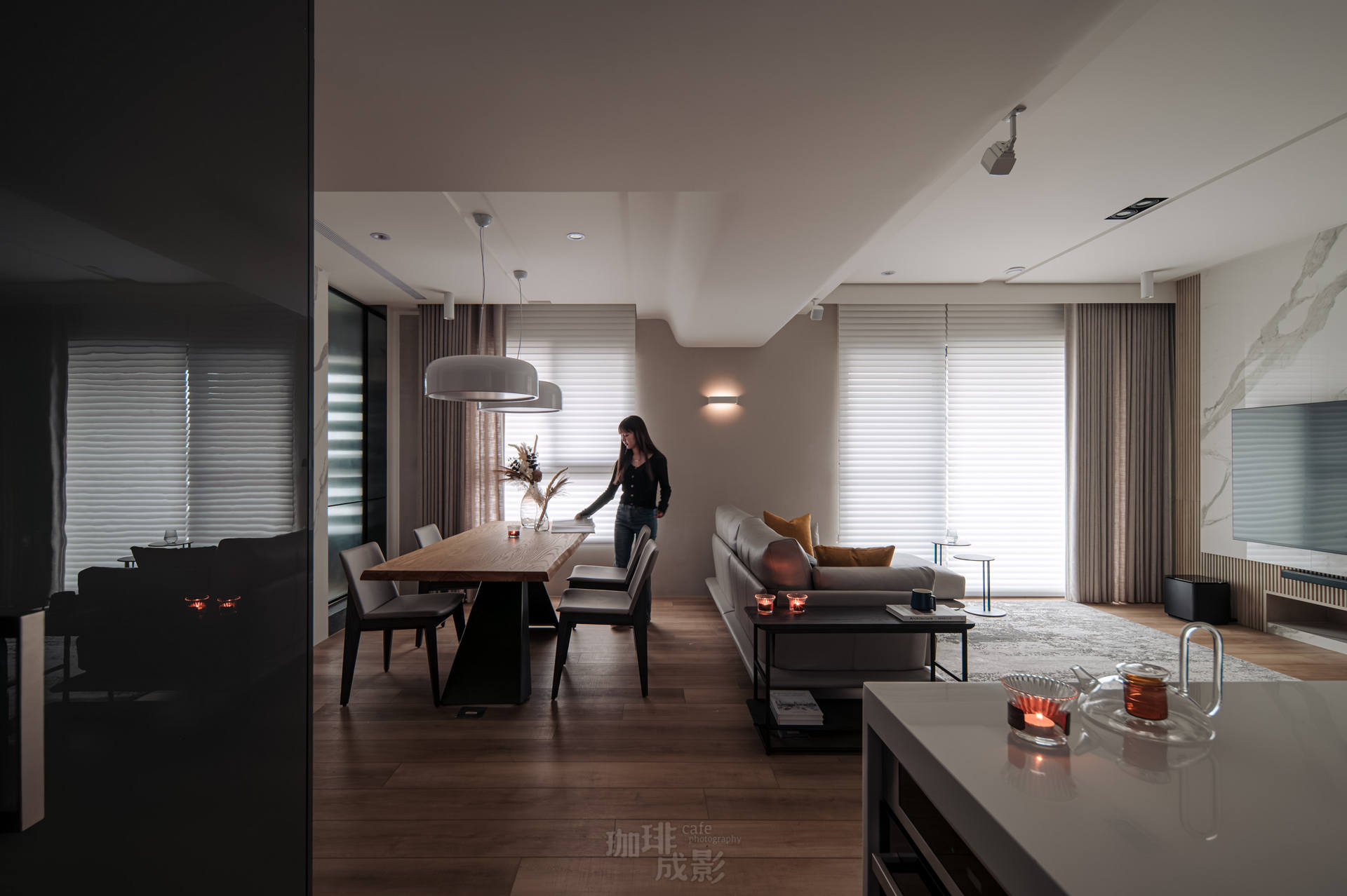 餐桌鏡面人物情境