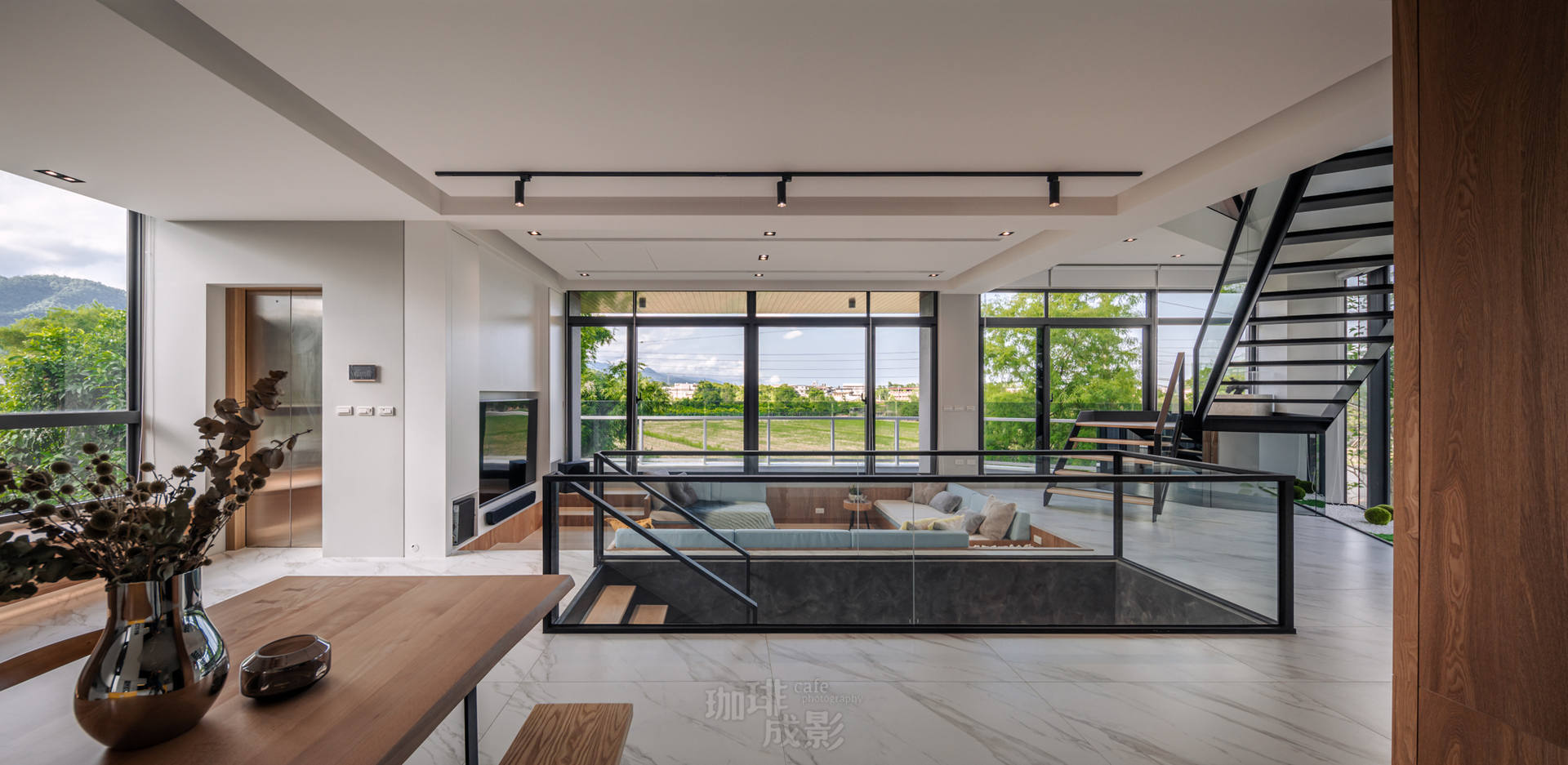 客廳落地窗正面全景