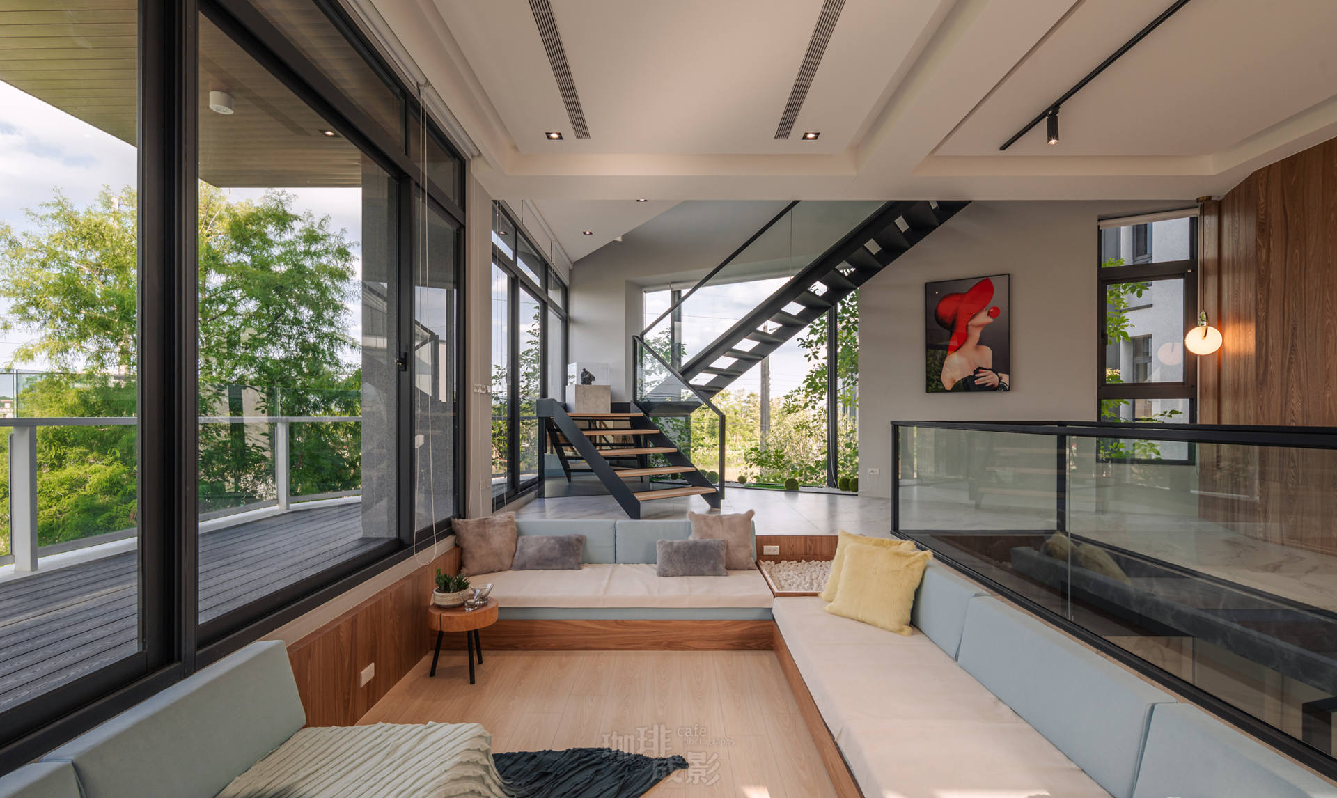 客廳落地窗正面全景