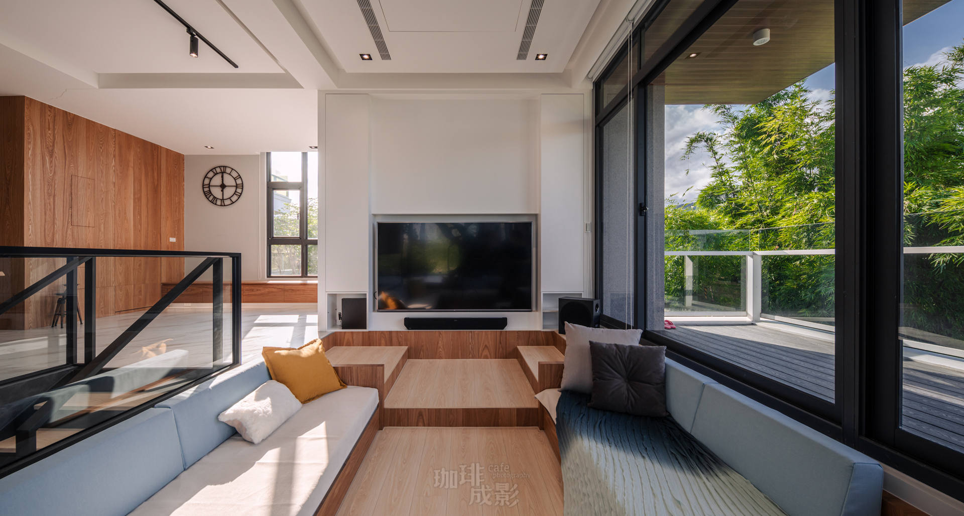 客廳電視牆正面全景